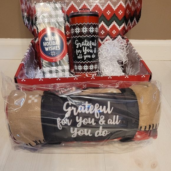 NIB Grateful For You and All You Do Holiday Gift Mug Socks Blanket Christmas - Picture 4 of 10